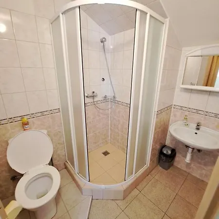 Je-sen, Na Horach S Bazenem A Infrasaunou Guest house 2*